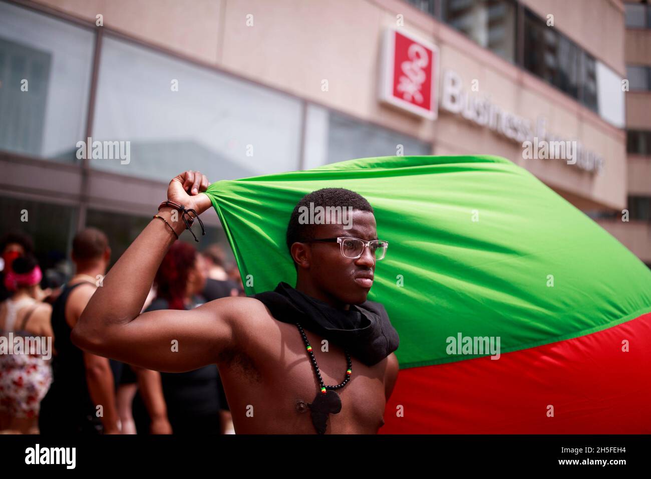 Hunderte von Gegen-Demonstranten, darunter die Nation of Islam, New Black Panthers und Huey Newton Gun Club, American Indian Movement und ANTIFA, versammelten sich in der Innenstadt von Dayton, Ohio, um gegen Mitglieder der ehrenwerten Heiligen Ritter zu protestieren - einer Ku Klux Klan-Gruppe aus Indiana. Es gab keine Verhaftungen und die Proteste endeten friedlich, als Hunderte von Polizisten arbeiteten, um die Veranstaltung friedlich zu halten und die Demonstranten voneinander getrennt wurden. Ein Großteil der Innenstadt von Dayton wurde stillgesetzt, und der Platz des Gerichtsgebäudes, auf dem sich die KKK versammelt hatte, war von einem Zaun umgeben. Mitglieder des KKK wurden mit einer Polizeieskorte zum Ort gebracht, wo es um eine Anwerbestelle ging Stockfoto