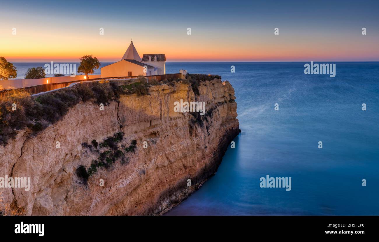 Die Kapelle von Nossa Senhora da Rocha befindet sich auf einem Vorgebirge innerhalb einer Festung an der Küste der Algarve in Portugal, in der Nähe der Stadt Porches. Stockfoto