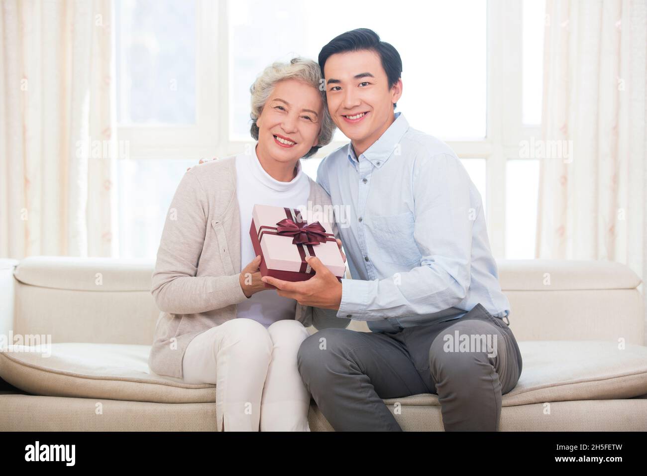 Glückliche Mutter und Sohn und Geschenke Stockfoto