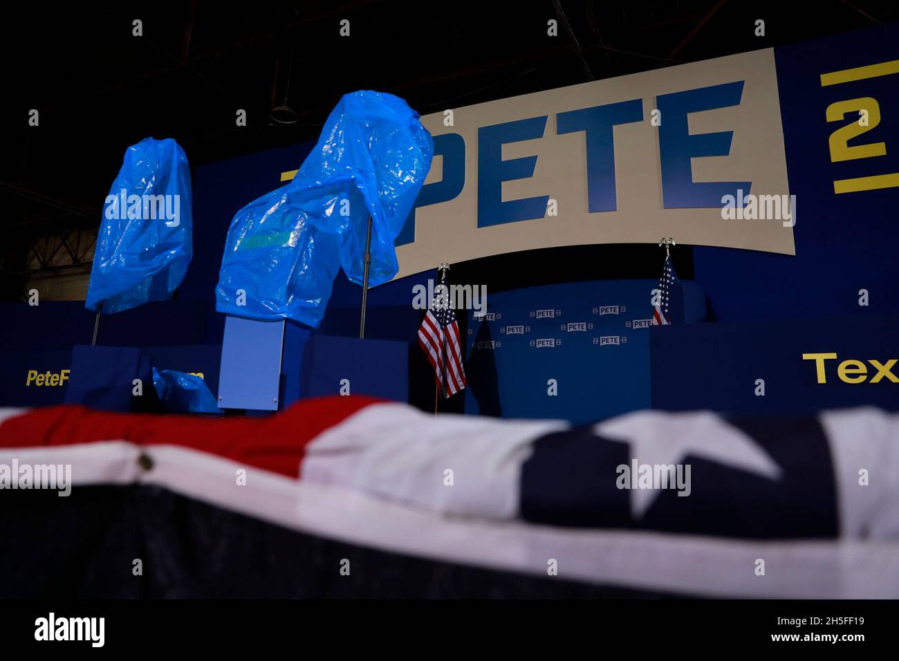Taschen bedecken ein Podium, wenn Regenwasser von der Decke des Studebaker-Gebäudes 84 fällt. South Bend, Indiana Bürgermeister Pete Buttigieg kündigt an, dass er für den Präsidenten der Vereinigten Staaten in der Wahl 2020 während einer Wahlkampfveranstaltung am Sonntag kandidiert. Stockfoto