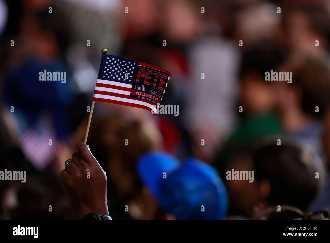 Ein Unterstützer winkt mit einer Flagge. South Bend, Indiana Bürgermeister Pete Buttigieg kündigt an, dass er für den Präsidenten der Vereinigten Staaten in der Wahl 2020 während einer Wahlkampfveranstaltung Sonntag im Studebaker Gebäude 84 kandidiert. Stockfoto