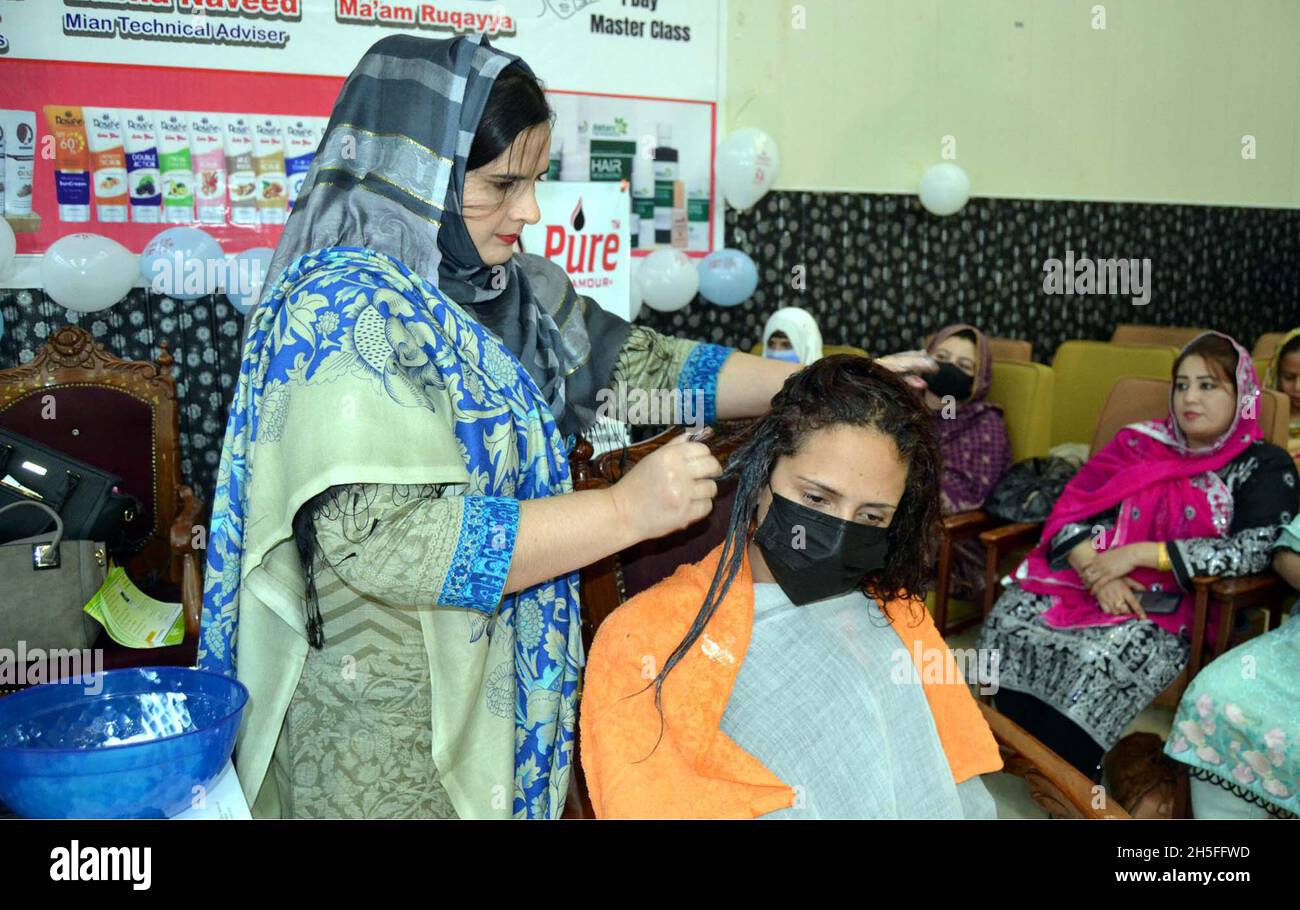 Makeup-Künstler gibt Make-up zu einem Modell während Kosmetikerin Braut Make-up Wettbewerb von privaten Unternehmen in Peshawar am Dienstag, 09. November 2021 organisiert. Stockfoto