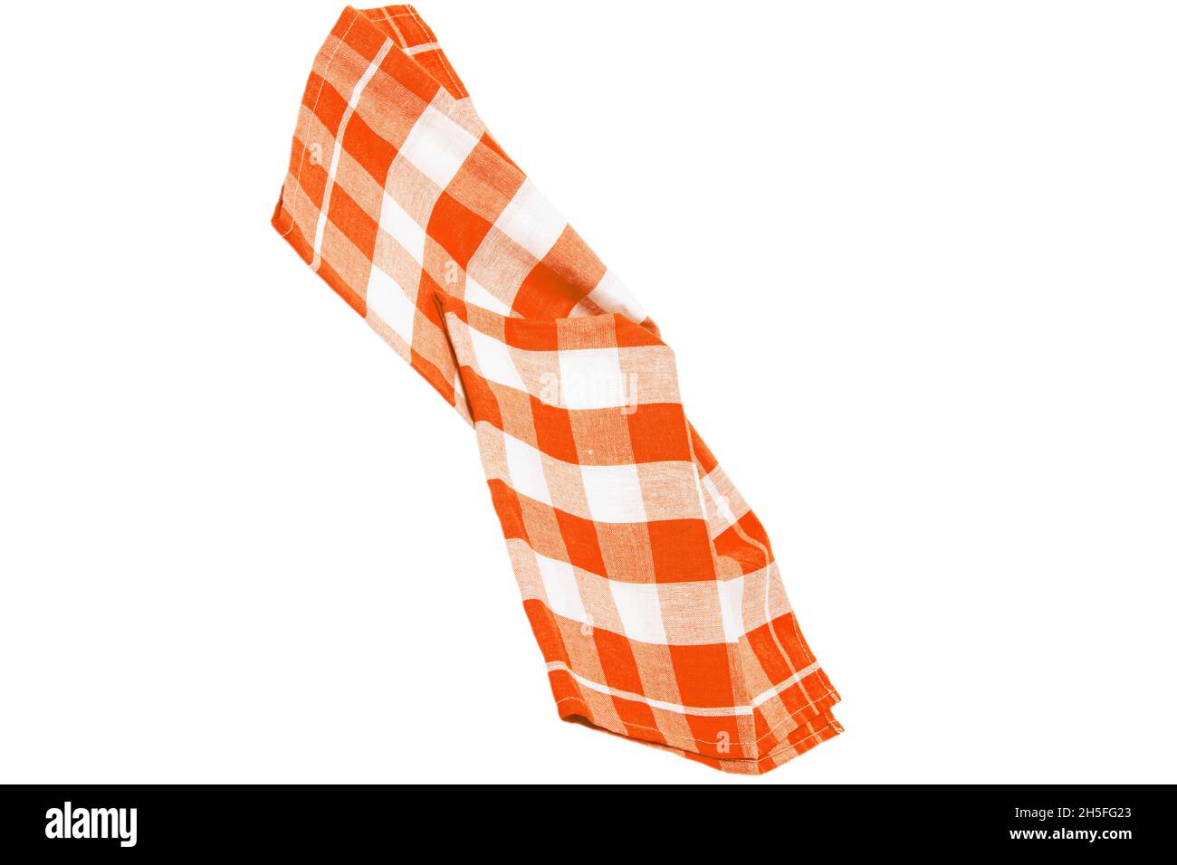 Nahaufnahme einer orangen- und weiß karierten Serviette oder Tischdecke, isoliert auf weißem Hintergrund. Küchenzubehör. Stockfoto