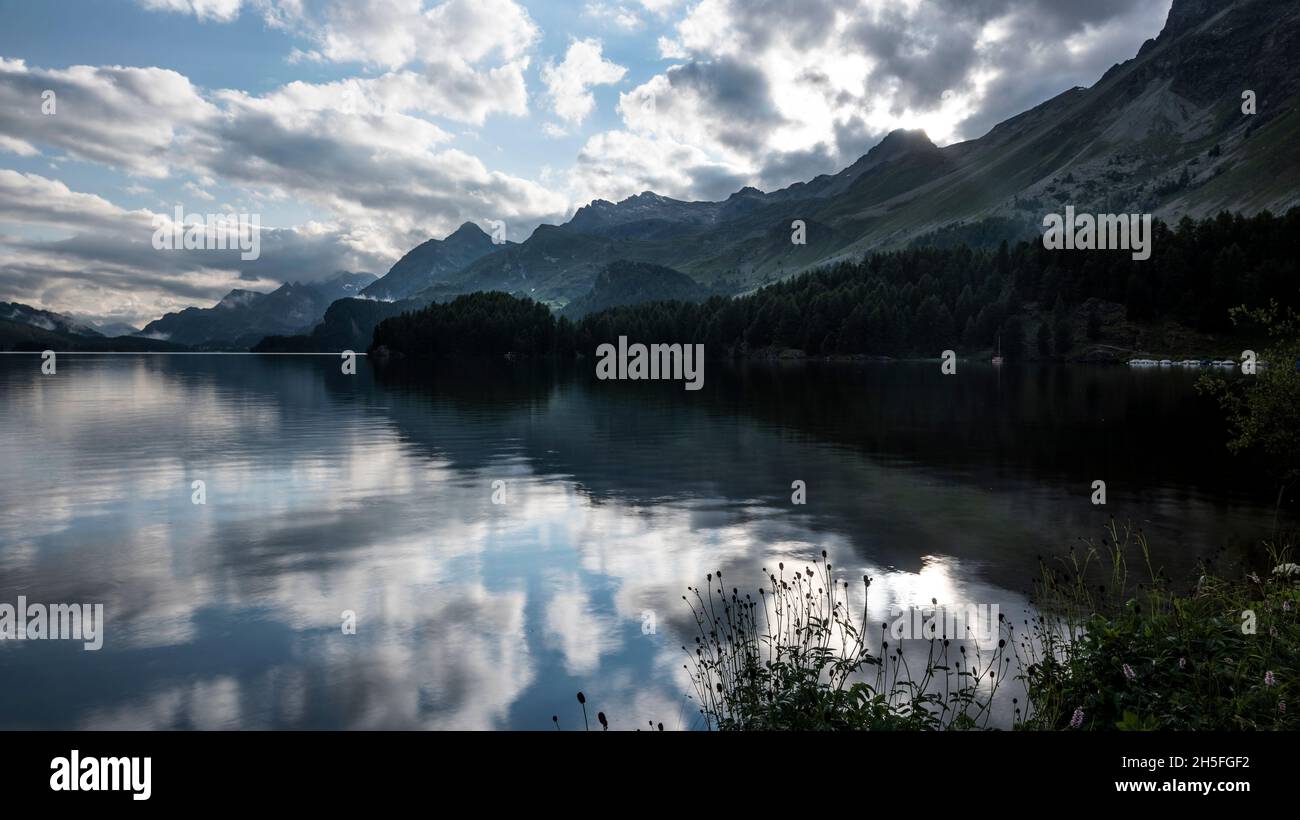 Silsersee am Abend in der Gemeinde Sils im Engadin/Segl am 28.07.21. *** Local Caption *** Abendstimmung, das Engadin, Gewässer, graue Allianzen, s Stockfoto