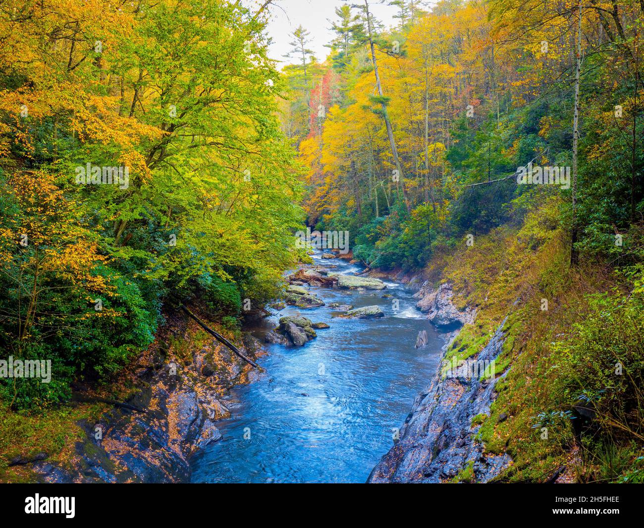 Cullasaja River im Nantahala National Forest entlang der malerischen Bergstraße in der Nähe der Highlands North Carolina USA Stockfoto