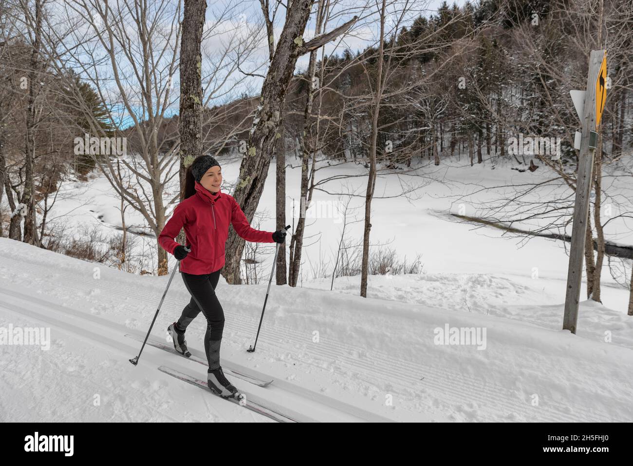 Frau Skilanglauf Klassischer Stil Nordic Skifahren im Wald. Frau im Winter macht Spaß Wintersport im Schnee auf Langlauf in Stockfoto