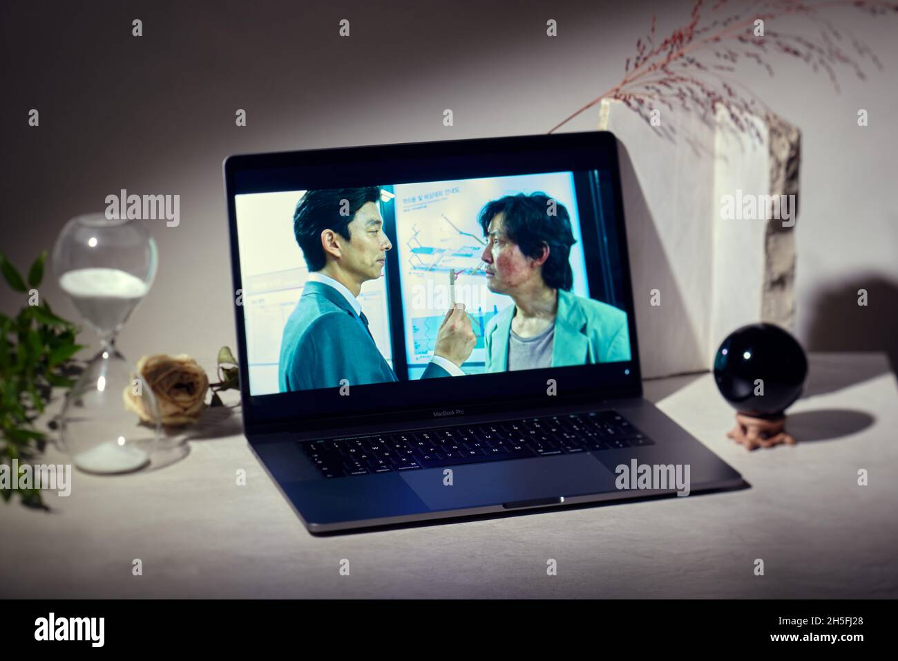 Mailand, Italien - 09. November 2021: Squid Game Netflix-Serie auf Laptop-Bildschirm, kreative Interpretation. Moody und einzigartiges Bild von der Netflix-Website. Stockfoto