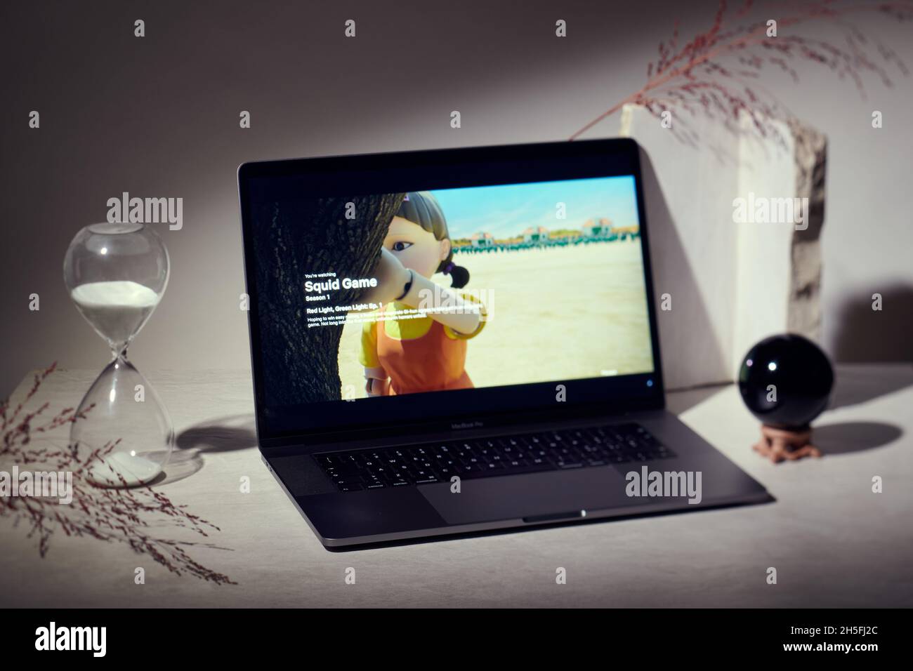 Mailand, Italien - 09. November 2021: Squid Game Netflix-Serie auf Laptop-Bildschirm, kreative Interpretation. Moody und einzigartiges Bild von der Netflix-Website. Stockfoto