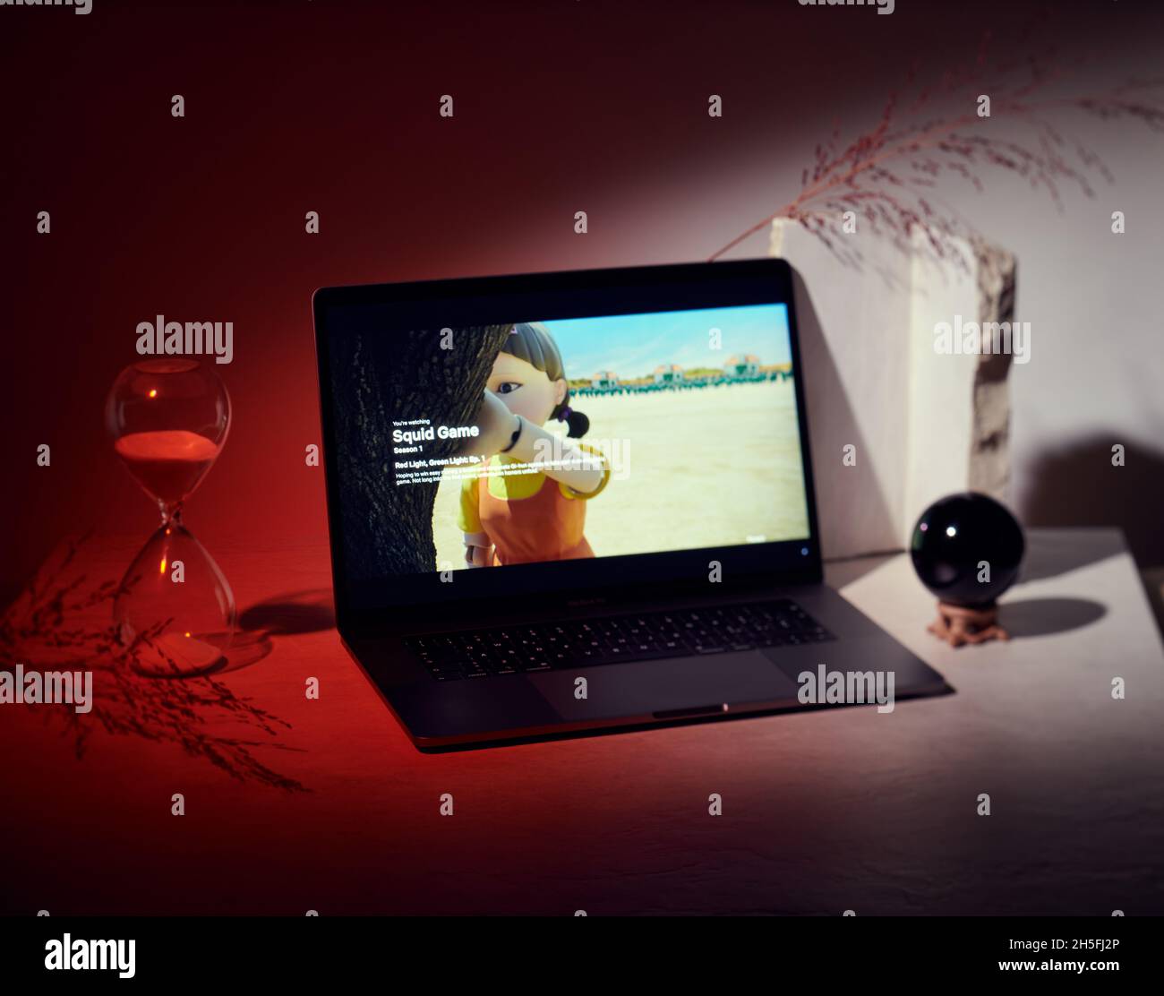 Mailand, Italien - 09. November 2021: Squid Game Netflix-Serie auf Laptop-Bildschirm, kreative Interpretation. Moody und einzigartiges Bild von der Netflix-Website. Stockfoto