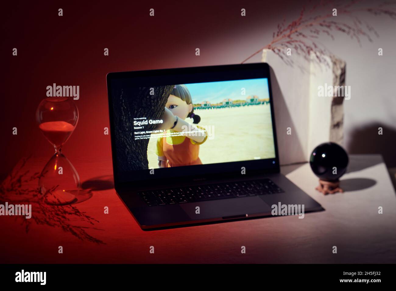 Mailand, Italien - 09. November 2021: Squid Game Netflix-Serie auf Laptop-Bildschirm, kreative Interpretation. Moody und einzigartiges Bild von der Netflix-Website. Stockfoto