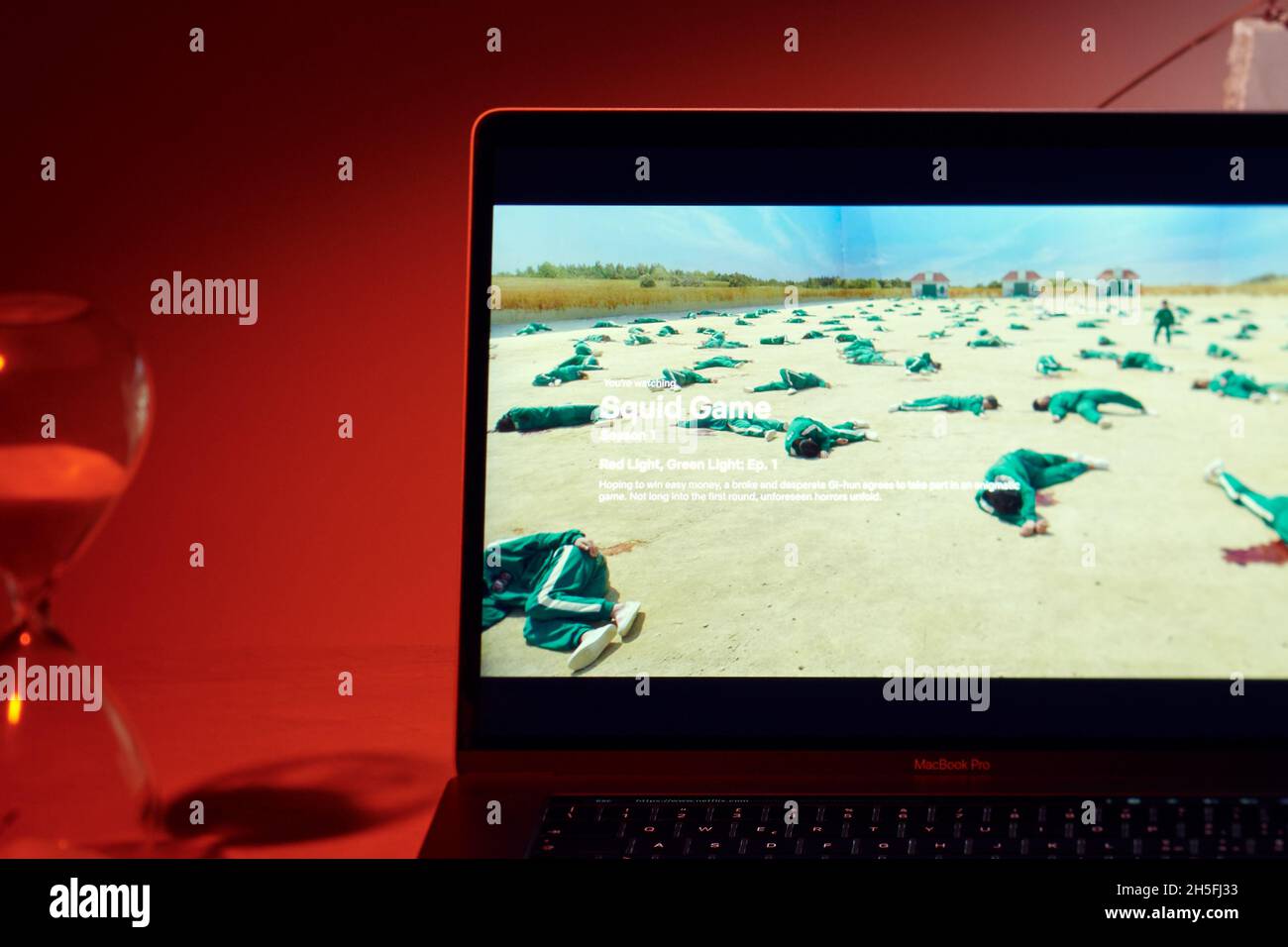 Mailand, Italien - 09. November 2021: Squid Game Netflix-Serie auf Laptop-Bildschirm, kreative Interpretation. Moody und einzigartiges Bild von der Netflix-Website. Stockfoto