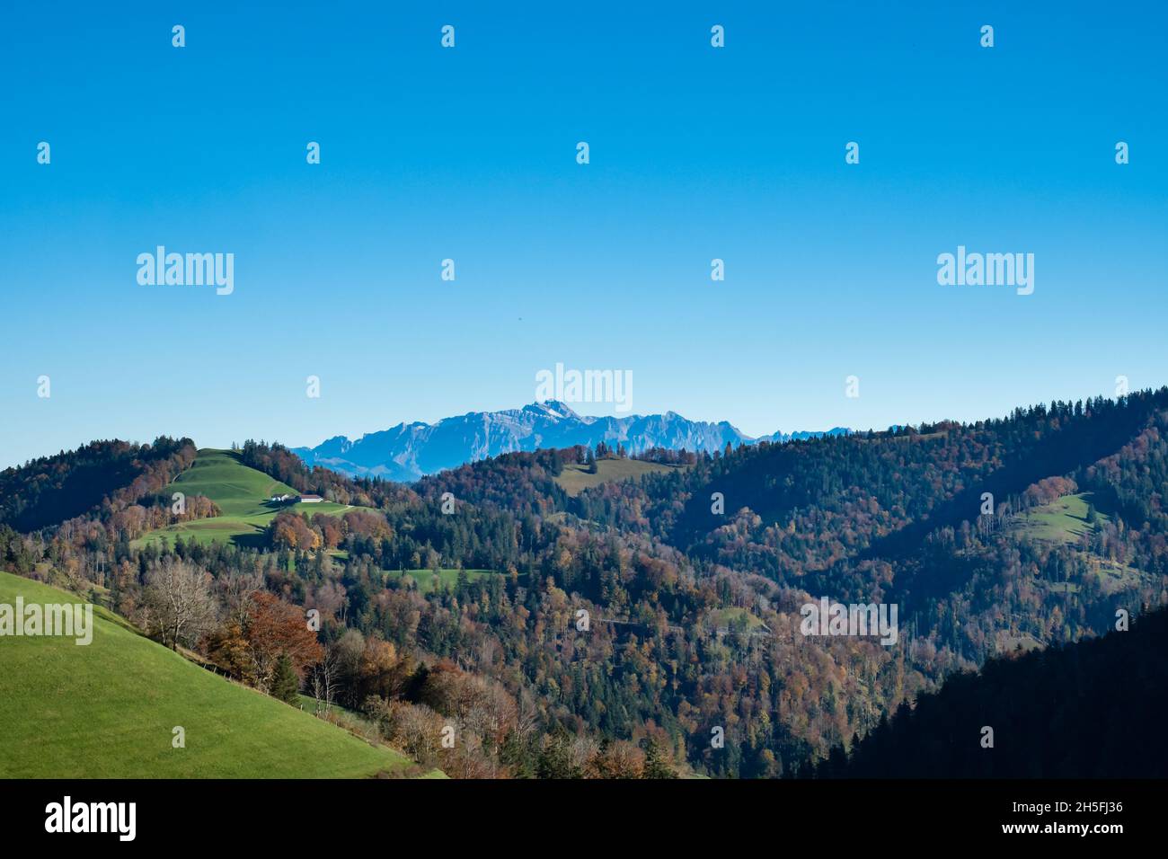 Panoramablick vom Gipfel des Hoernli im Kanton Zürich an einem sonnigen Herbstnachmittag Stockfoto