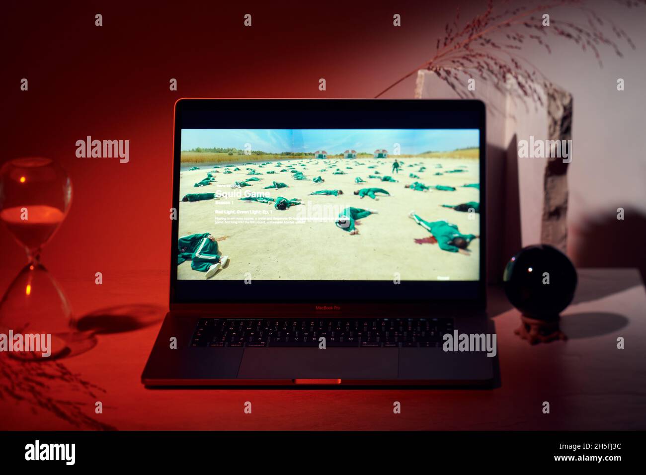Mailand, Italien - 09. November 2021: Squid Game Netflix-Serie auf Laptop-Bildschirm, kreative Interpretation. Moody und einzigartiges Bild von der Netflix-Website. Stockfoto