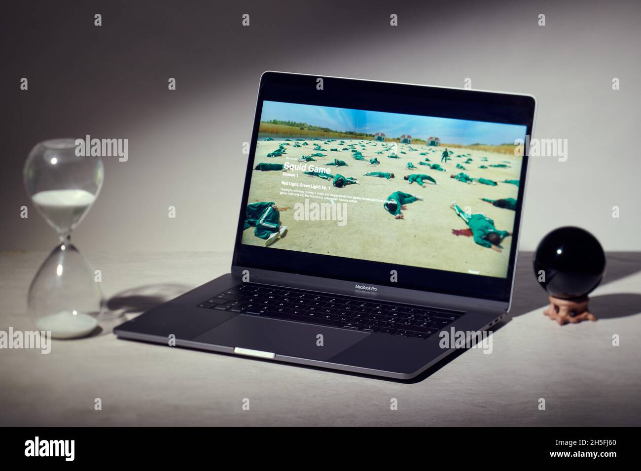 Mailand, Italien - 09. November 2021: Squid Game Netflix-Serie auf Laptop-Bildschirm, kreative Interpretation. Moody und einzigartiges Bild von der Netflix-Website. Stockfoto