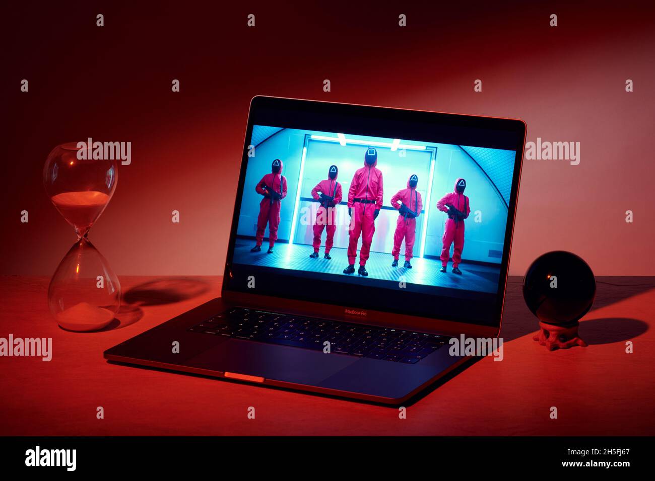 Mailand, Italien - 09. November 2021: Squid Game Netflix-Serie auf Laptop-Bildschirm, kreative Interpretation. Moody und einzigartiges Bild von der Netflix-Website. Stockfoto