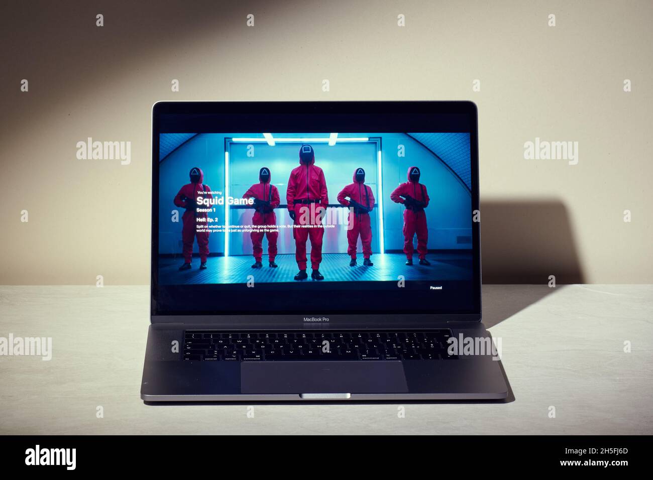 Mailand, Italien - 09. November 2021: Squid Game Netflix-Serie auf Laptop-Bildschirm, kreative Interpretation. Moody und einzigartiges Bild von der Netflix-Website. Stockfoto