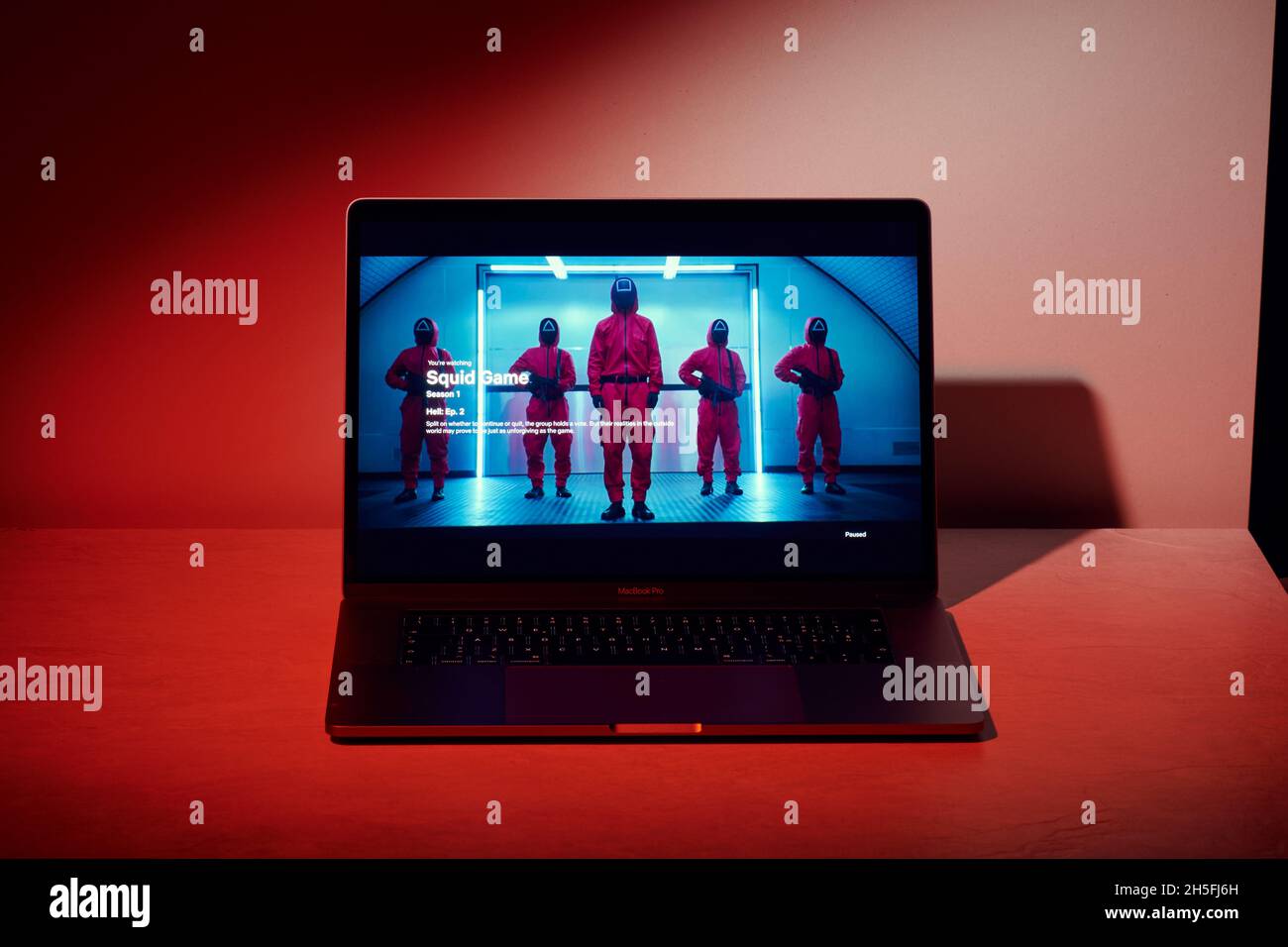 Mailand, Italien - 09. November 2021: Squid Game Netflix-Serie auf Laptop-Bildschirm, kreative Interpretation. Moody und einzigartiges Bild von der Netflix-Website. Stockfoto