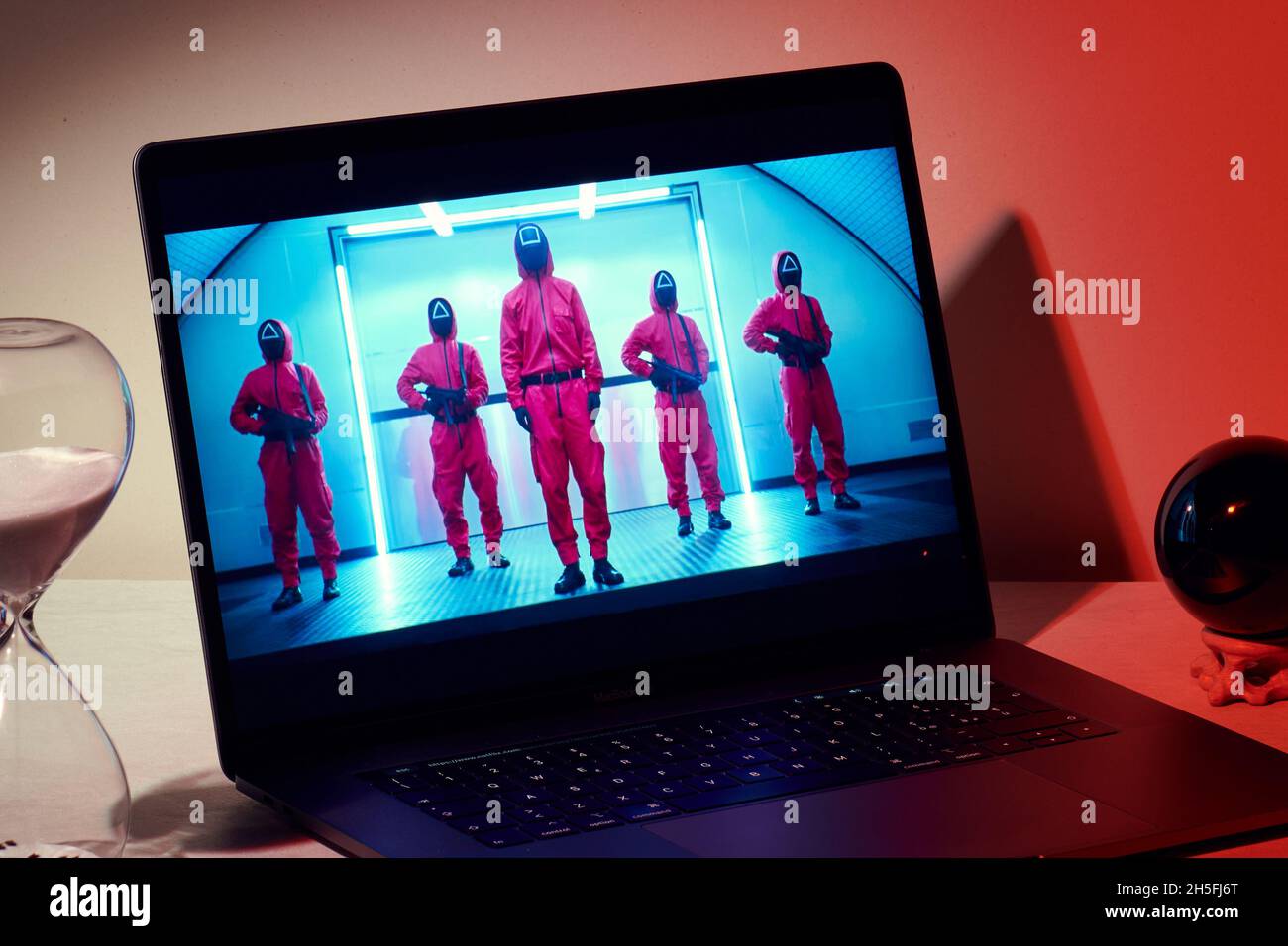 Mailand, Italien - 09. November 2021: Squid Game Netflix-Serie auf Laptop-Bildschirm, kreative Interpretation. Moody und einzigartiges Bild von der Netflix-Website. Stockfoto