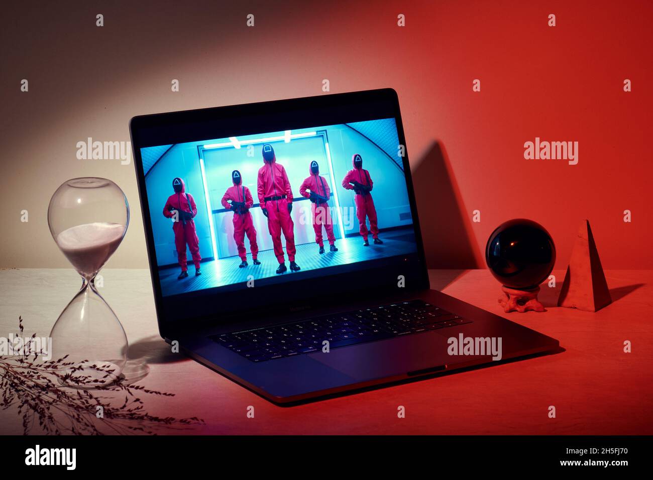 Mailand, Italien - 09. November 2021: Squid Game Netflix-Serie auf Laptop-Bildschirm, kreative Interpretation. Moody und einzigartiges Bild von der Netflix-Website. Stockfoto