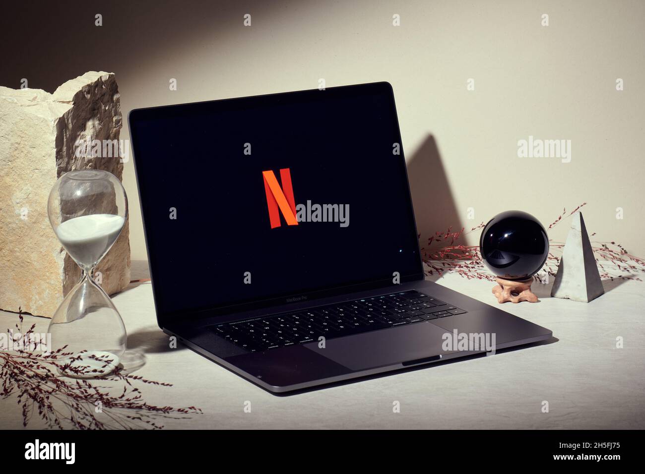 Mailand, Italien - 09. November 2021: Netflix-Logo auf dem Laptop-Bildschirm, kreative Interpretation. Moody und einzigartiges Bild von der Netflix-Website. Illustrativ Stockfoto