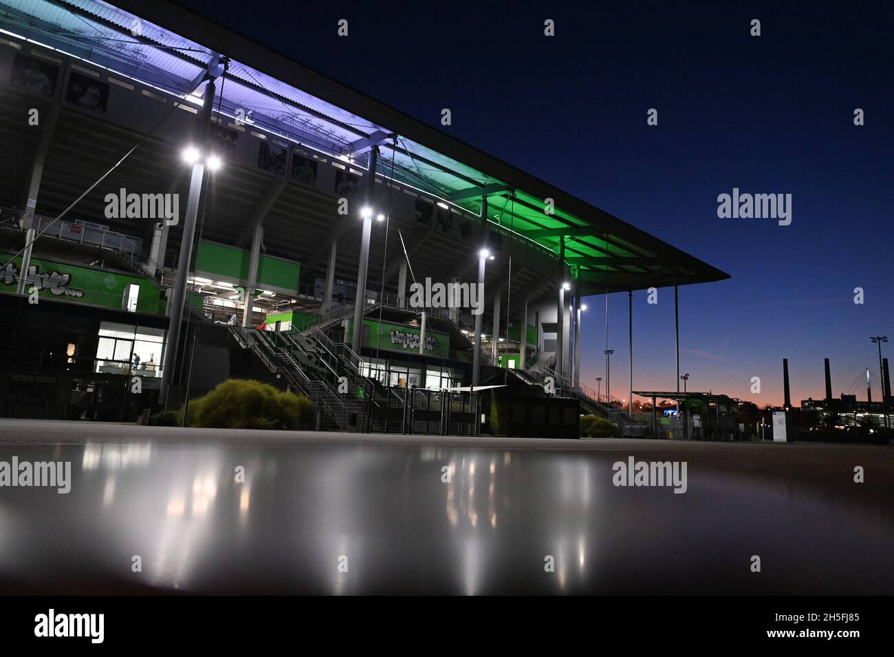 Wolfsburg, Deutschland. November 2021. Fußball: Nationalmannschaft, Training, WM-Qualifikation, vor den Spielen gegen Liechtenstein und in Armenien. Die Volkswagen Arena spiegelt sich im Abendlicht in einem See wider. Das Spiel gegen Liechtenstein findet hier am Donnerstag (11.11.2021) statt. Quelle: Swen Pförtner/dpa/Alamy Live News Stockfoto