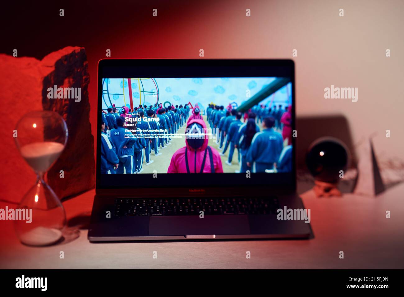 Mailand, Italien - 09. November 2021: Squid Game Netflix-Serie auf Laptop-Bildschirm, kreative Interpretation. Moody und einzigartiges Bild von der Netflix-Website. Stockfoto