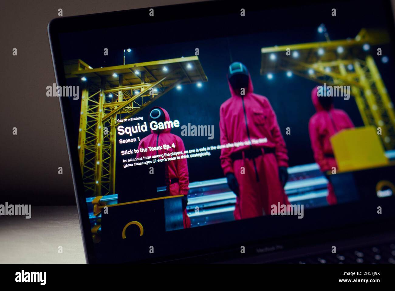 Mailand, Italien - 09. November 2021: Squid Game Netflix-Serie auf Laptop-Bildschirm, kreative Interpretation. Moody und einzigartiges Bild von der Netflix-Website. Stockfoto
