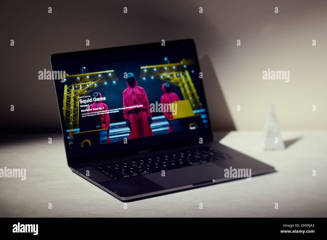 Mailand, Italien - 09. November 2021: Squid Game Netflix-Serie auf Laptop-Bildschirm, kreative Interpretation. Moody und einzigartiges Bild von der Netflix-Website. Stockfoto