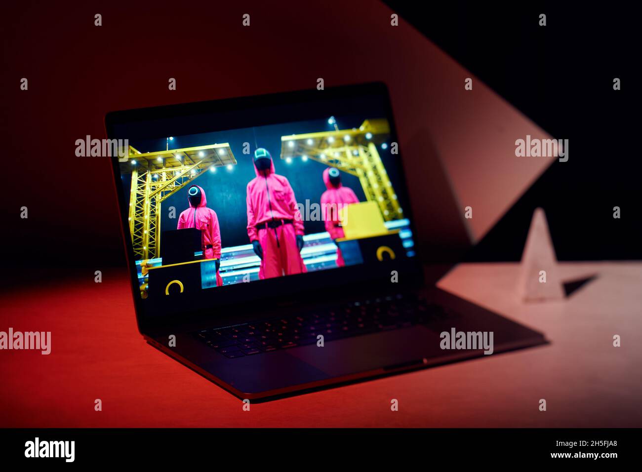 Mailand, Italien - 09. November 2021: Squid Game Netflix-Serie auf Laptop-Bildschirm, kreative Interpretation. Moody und einzigartiges Bild von der Netflix-Website. Stockfoto