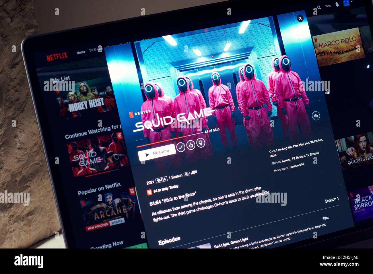 Mailand, Italien - 09. November 2021: Squid Game Netflix-Serie auf Laptop-Bildschirm, kreative Interpretation. Moody und einzigartiges Bild von der Netflix-Website. Stockfoto