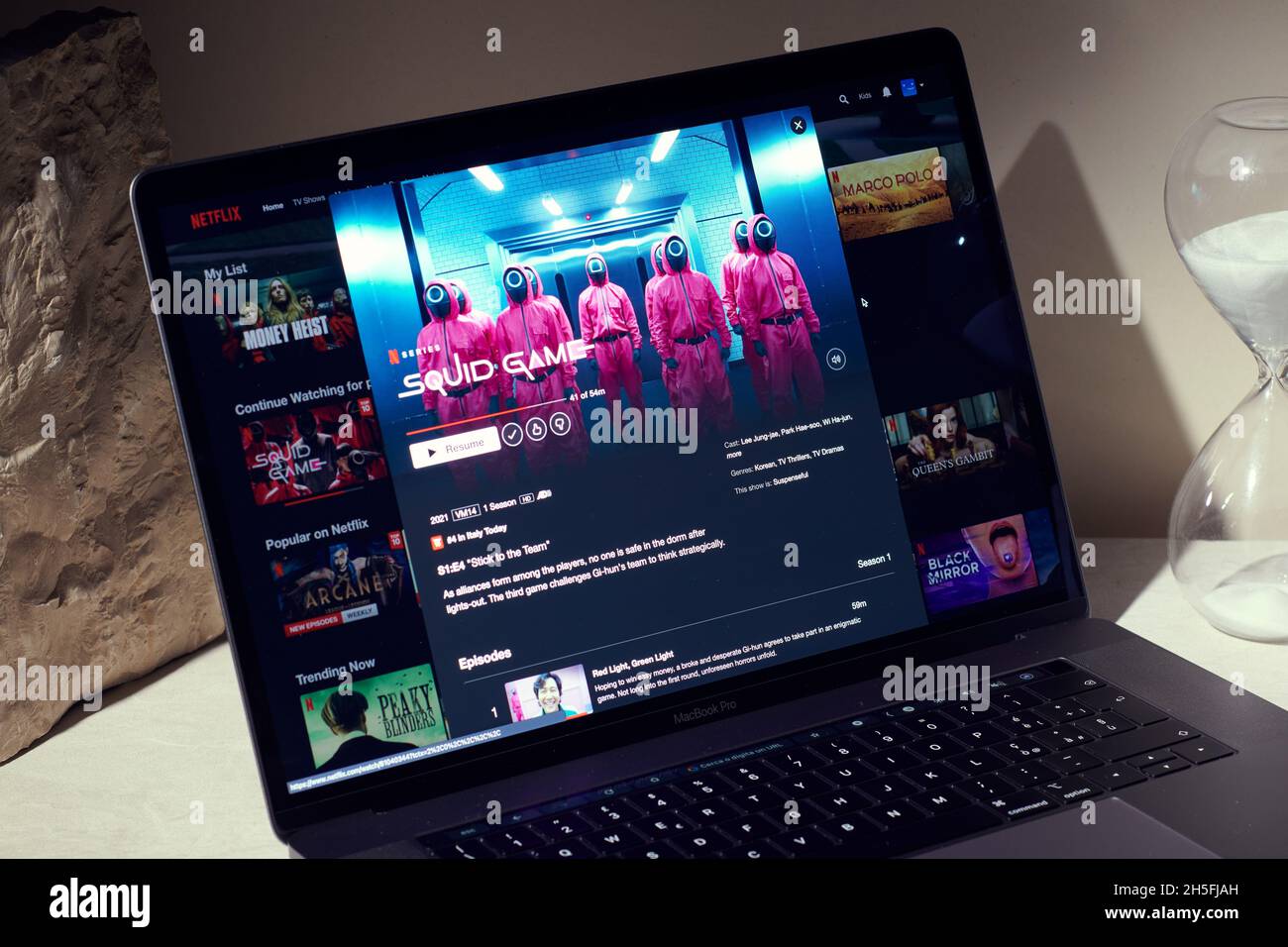 Mailand, Italien - 09. November 2021: Squid Game Netflix-Serie auf Laptop-Bildschirm, kreative Interpretation. Moody und einzigartiges Bild von der Netflix-Website. Stockfoto