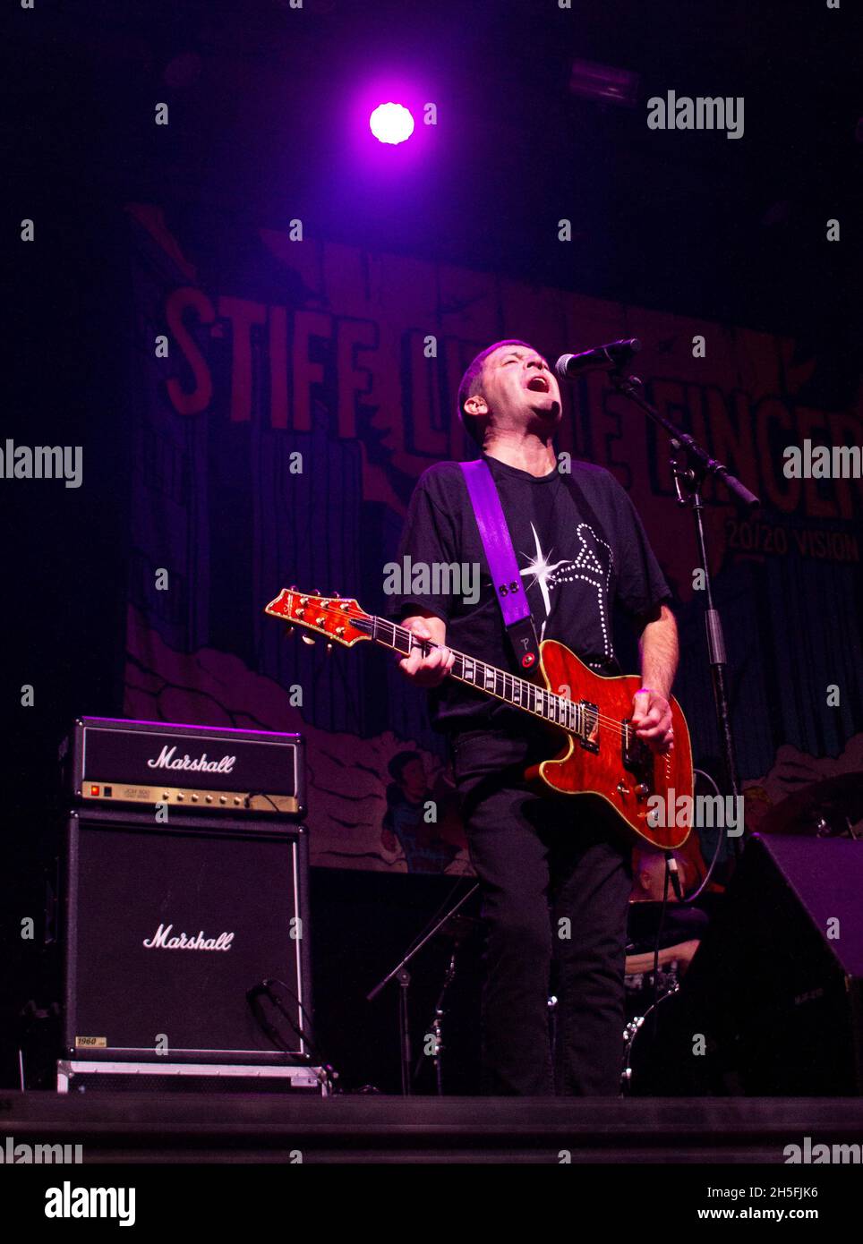 Nordirische Punkrock-Band Stiff Little Fingers beim Broken Bones Festival in Helsinki, Finnland, 6.11.2021. Ian McCallum, Gitarrist der steifen kleinen Finger. Stockfoto