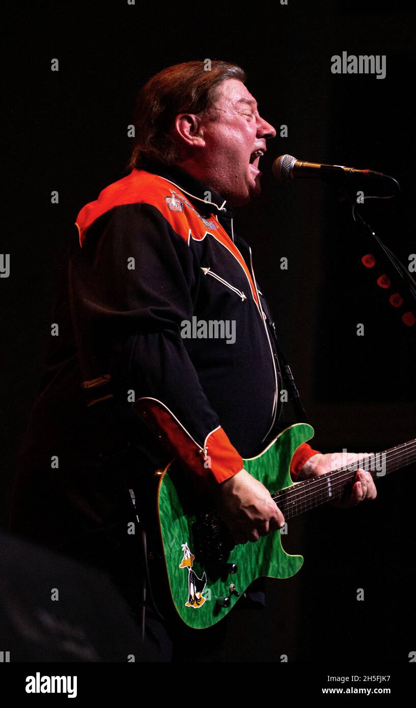 Nordirische Punkrock-Band Stiff Little Fingers beim Broken Bones Festival in Helsinki, Finnland, 6.11.2021. Jake Burns, Sänger der steifen kleinen Finger. Stockfoto