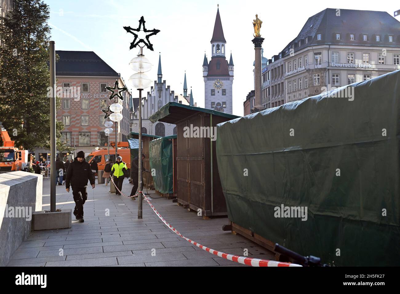 Derzeit werden Stände und Stände aufgestellt. Bau des Weihnachtsmarktes am Marienplatz in München am 9. November 2021. Stockfoto