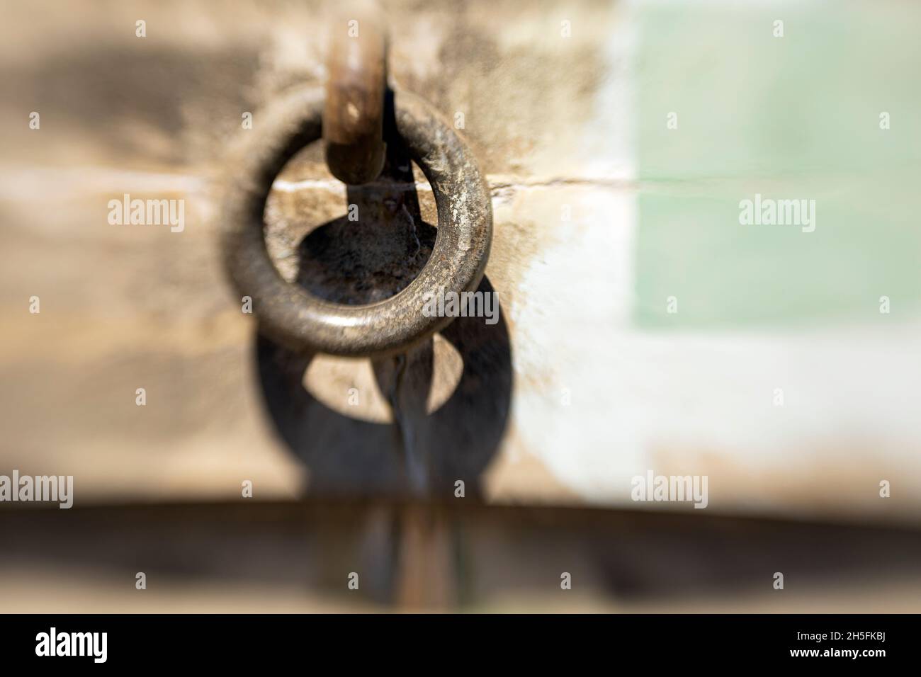 WA19765-00...WASHINGTON - schwerer Ring in der Nähe einer alten Waffeneinbringung im historischen Fort worden, fotografiert mit einem Lensbaby Sweet Spot 50. Stockfoto