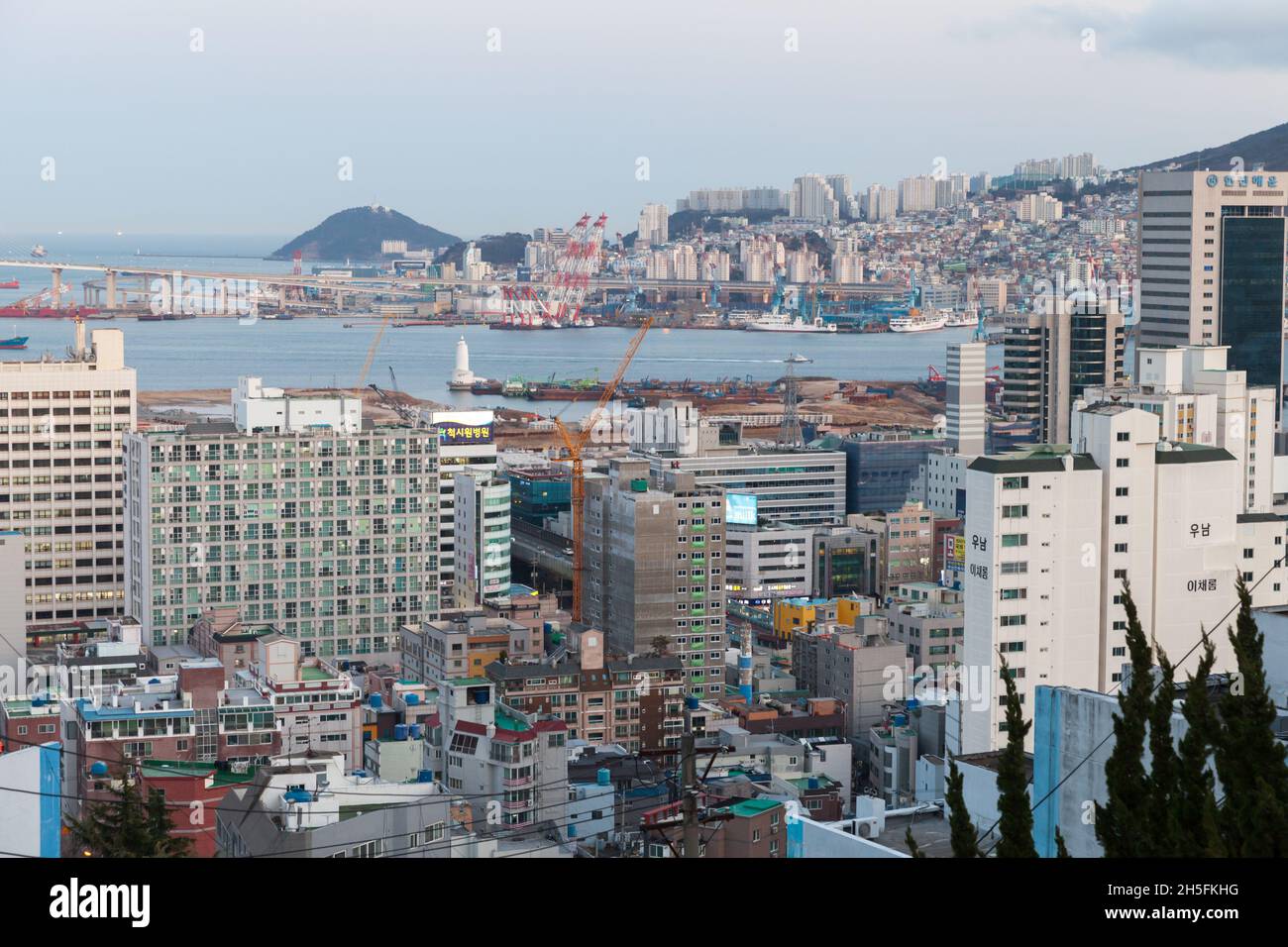 Busan, Südkorea - 13. März 2018: Stadtbild der Innenstadt von Busan, Küstenluftaufnahme am Tag Stockfoto