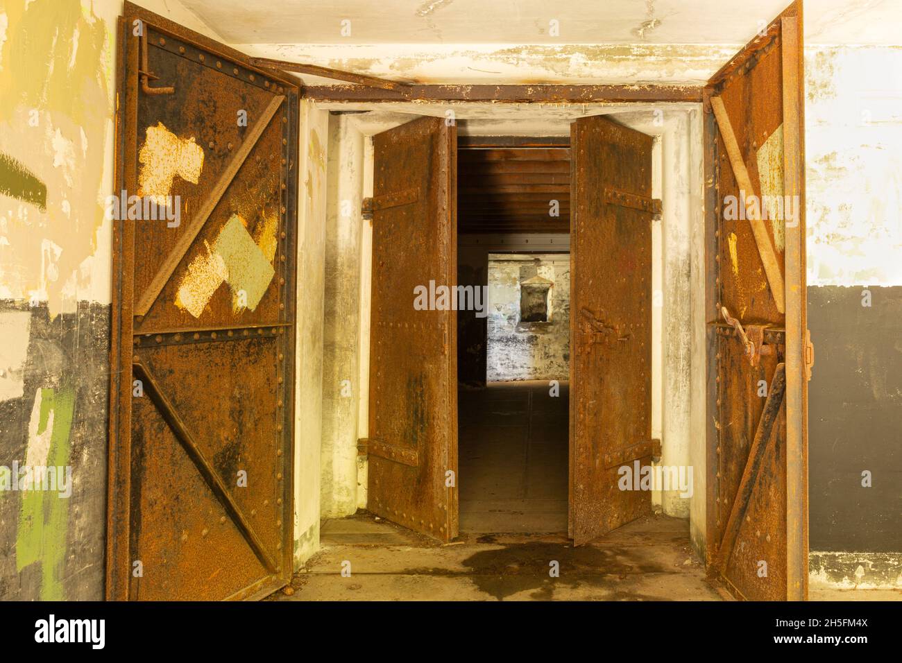 WA19771-00...WASHINGTON - Eingang zum unterirdischen Bereich eines Batteriegebäudes im historischen Fort worden in Port Townsend. Stockfoto