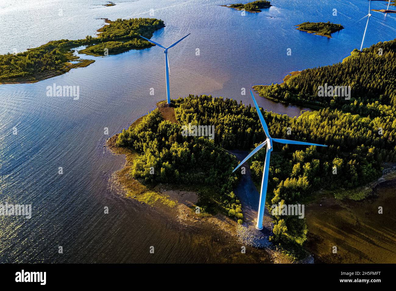 Windräder aus der Luft | Luftbilder von Windrädern in Finnland | Windkraftanlage von oben Stockfoto