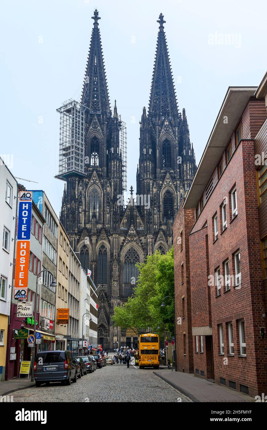 Dies ist eine Straße, die zum Bahnhofsplatz und dem Haupteingang zum Kölner Dom am 16. Mai 2013 in Köln führt. Stockfoto