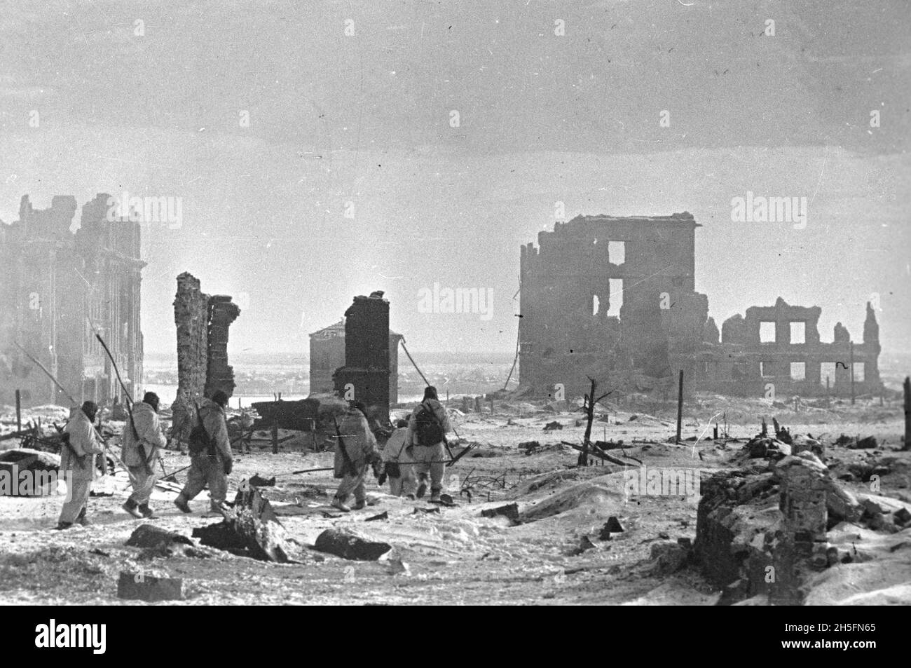 STALINGRAD, RUSSLAND - 02. Februar 1943 - Soldaten der Roten Armee in den Ruinen von Stalingrad, Russland, kurz nach dem Ende der Schlacht von Stalingrad. Einer von Stockfoto