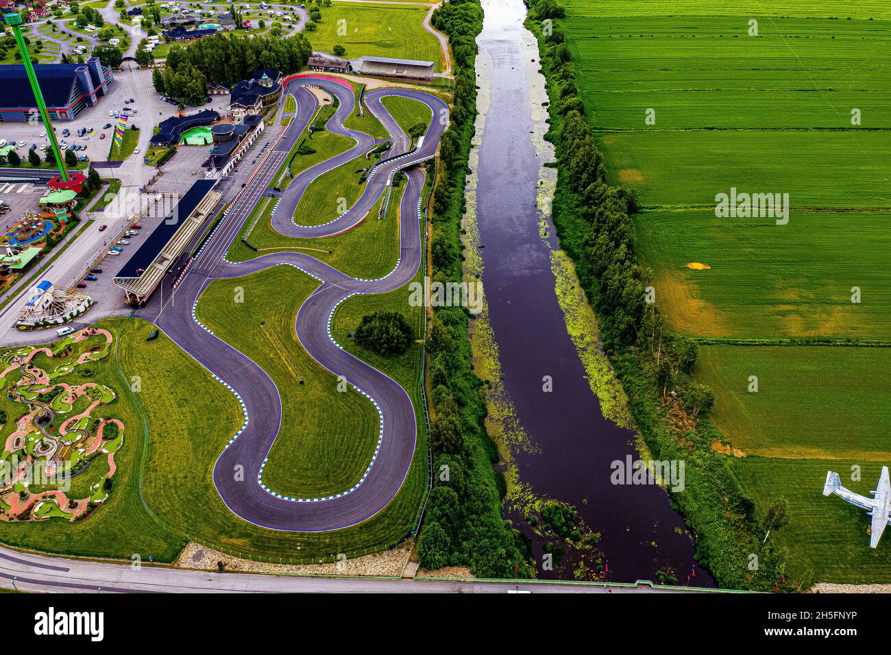 Ververgnügungspark in Finnland aus der Luft | Abenteuerpark in Finnland von oben Stockfoto