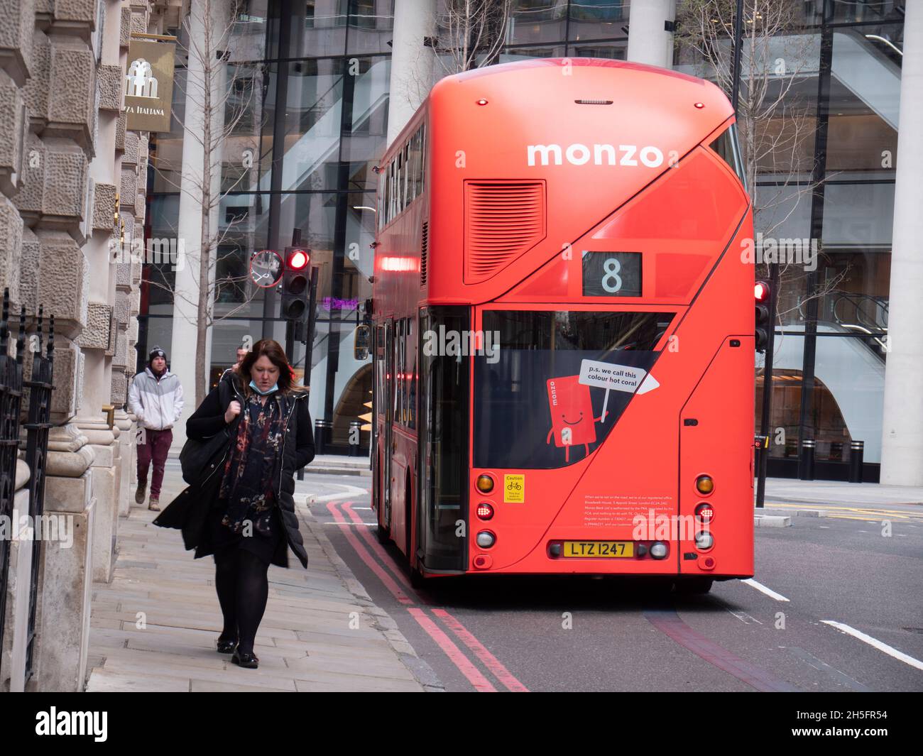 Bus in der City of London mit Werbung für die Monzo Bank, eine  Online-App-basierte Herausfordererbank Stockfotografie - Alamy