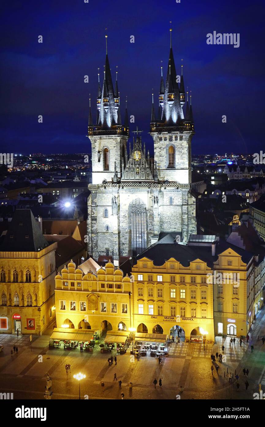 Die Kirche der Muttergottes vor Týn auf dem Altstädter Ring. PRAG, TSCHECHISCHE REPUBLIK, OKTOBER 2021 Stockfoto