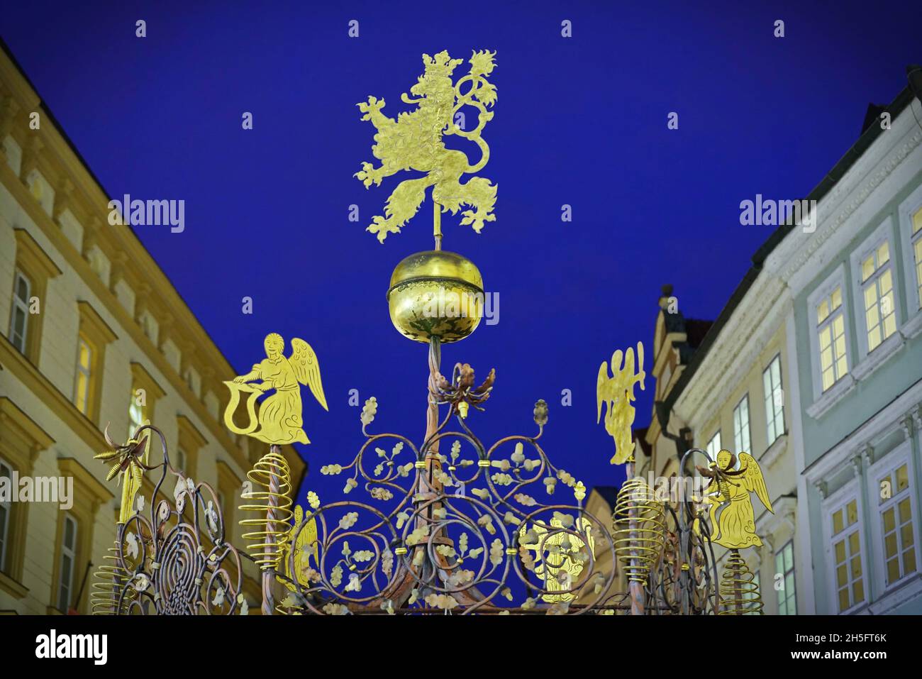 Löwensymbol der Tschechischen Republik. Goldener, zweischwänziger, mit offenem Mund, rechts aussehender Löwe, der mit ausgestreckter Zunge und Klauen und einer Krone auf seiner Scheide grassierte Stockfoto