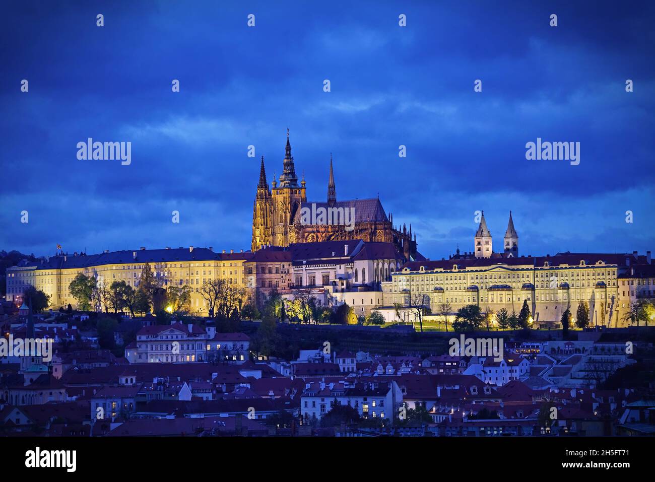 Prager Burg bei Einbruch der Dunkelheit, Blick vom Dach über das historische Zentrum von Prag, Tschechische Republik, EU. Stockfoto