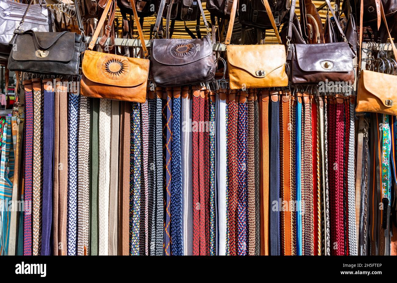 Old Town Market - Gürtel und Handtaschen zum Verkauf Marktstand Stockfoto