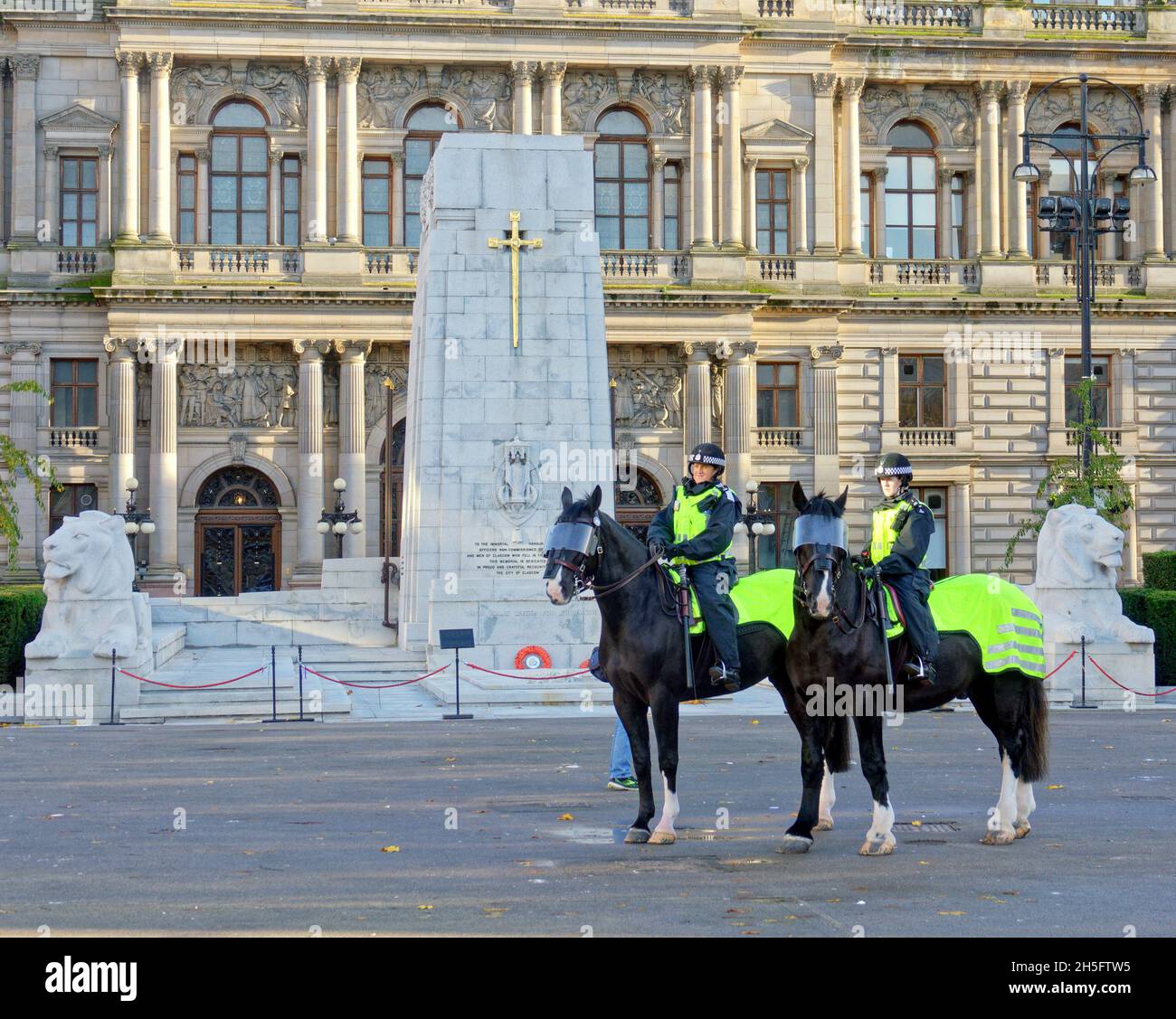 Glasgow, Schottland, Großbritannien, 9. November 2021. Am Dienstag sah man das Yje Cenotaph-Denkmal auf dem george Square e unter den Augen der Polizei. Credit Gerard Ferry/Alamy Live News Stockfoto