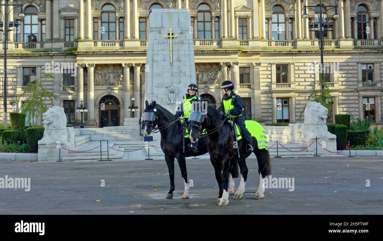 Glasgow, Schottland, Großbritannien, 9. November 2021. Am Dienstag sah man das Yje Cenotaph-Denkmal auf dem george Square e unter den Augen der Polizei. Credit Gerard Ferry/Alamy Live News Stockfoto