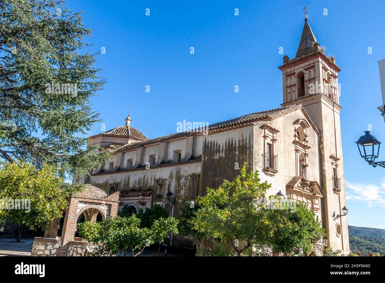 Pfarrkirche San Juan Bautista in der Stadt Linares de la Sierra, in der Sierra de Aracena, in den Bergen von Huelva Stockfoto