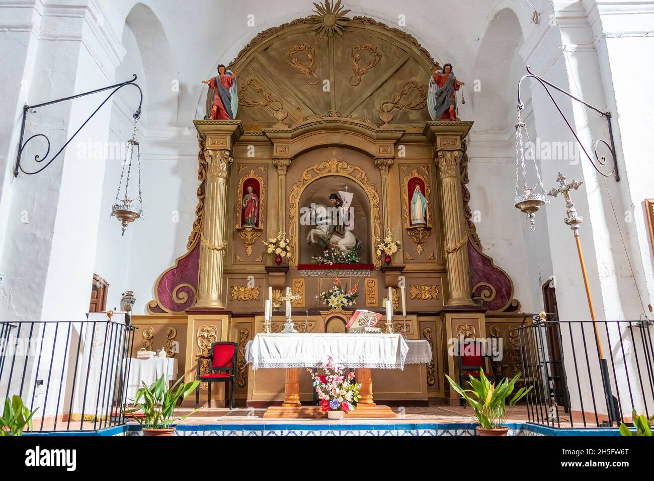 Huelva, Spanien - 5. November 2021: Hauptaltar und Altarbild der Kirche von Santiago el Mayor, mit Santiago Matamoros, in Castaño del Robledo, Sier Stockfoto